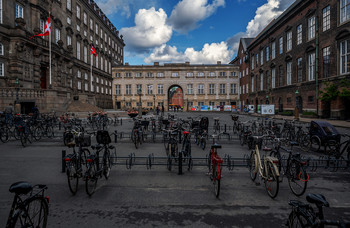 Копенгаген. Во дворе парламента / Май 2019