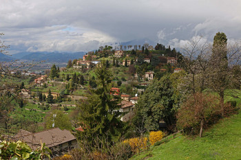 В Бергамо / Бергамо, Ломбардия, Италия. Вид на Альпы с холма Св. Евфемии.