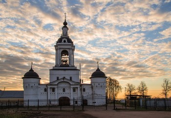 Никольский надвратный храм Богоявленского Авраамиева женского монастыря рано утром / ***