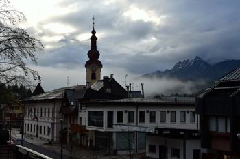 Весеннее утро в итальянских Альпах / Сквозь лазурный сумрак ночи
Альпы снежные глядят —
Помертвелые их очи
Льдистым ужасом разят —
Властью некой обаянны,
До восшествия Зари
Дремлют, грозны и туманны,
Словно падшие цари!..

Ф.Тютчев