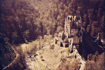ЗАМОК ЭЛЬЦ / Замок в долине речушки под названием Эльц был построен предположительно в XII веке. Замок сохранился и до настоящего времени. С трёх сторон замок окружён рекой и возвышается на скале высотой в 70 метров. Вокруг замка замечательный ландшафт.