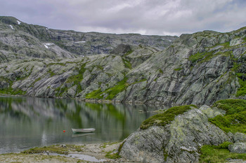 Озеро на среднегорье / Ульвик, Хардангерфьорд (Ulvik, Hardangerfjord), Норвегия