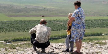 Особенности национальной погоды / Низко летит - видать, к дождю.