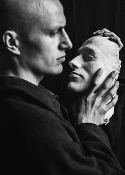 "Лицемерие" / фото, идея: Марина Щеглова
модель: Антон
локация: Студия 1901