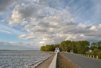 &nbsp; / Облачный день весны