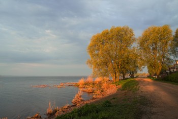 По бережку / ***