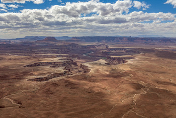 ~~~ / Национальный парк Каньонлэндс (Canyonlands). Расположен в междуречье Грин-Ривер и Колорадо. Здесь множество ущелий, гор и речных долин, которые являются частью пустынного ландшафта. Ущелья парка по своим размерам ненамного уступают Гранд-Каньону.
[img]https://i.imgur.com/Cp8QTof.jpg[/img]