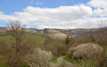 &quot;Добровская долина&quot; / В посёлке под прекрасным названием &quot;Доброе&quot; расположена Добровская долина. В долине находится кинопарк &quot;Викинг&quot; и красивый водопад Су-учхан. А также Красная пещера, самая большая пещера в Крыму. По пути к кинопарку, наслаждался красивыми пейзажами долины, я сделал несколько снимков, и делюсь с вами.