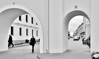 &quot;Ах улицы, единственный приют ...&quot; / &quot;Ах улицы, единственный приют,
 Не для бездомных -
 Для живущих в городе.
 Мне улицы покоя не дают,
 Они мои товарищи и вороги.
 Мне кажется - не я по ним иду,
 А подчиняюсь, двигаю ногами,
 А улицы ведут меня, ведут,
 По заданной единожды программе.
 Программа переулков дорогих,
 Намерений веселых и благих.&quot;
 Г.Шпаликов