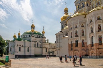 На территории Киево - Печерской лавры / --------