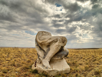 Памятник / Остатки скульптуры юной пионерки на горе Полковник, г.Орск.