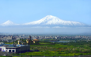 Над древним городом. / Там в дымке голубой-над древним городом- Арарат плывёт седой.
Ереван-столица Армении,город которому 2800 лет.