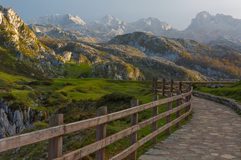 &nbsp; / Кантабрийские горы (далеко не самые высокие в Испании), но одни из самых живописных. Другое название - Пикос-де Эуропа (первый парк в Испании, получивший статус национального).