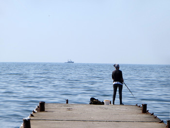 Юная рыбачка / Севастополь. Пляж Парка Победы