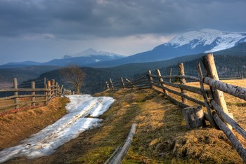 Горными дорогами / Вечерний вид на г. Говерла и г. Петрос из окрестностей села Лопушанка (Закарпатье). 4 апреля 2019 г.
«Дорога метит прямо в горы,
Играют духи в облаках,
Рисуя на небе узоры,
Качая душу на руках.
Пред их величием - песчинка,
Лишь капля в море - человек;
По склону гор сползает льдинка
Не год, не два, а целый век.
А речка змейкой синей мчится
У ног седых суровых гор...
Душа, рыдая, ввысь стремится
С природой слившись в чистый хор...»
Александра Шкуренко