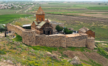 Монастырь Хор Вирап. Армения. / Армения -это первая страна,официально принявшая христианство. Для всей Армении монастырь Хор Вирап — знаковое историческое место, именно здесь в 301 году правитель страны обратился в христианство, сделав его затем государственной религией.