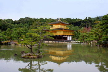Золотой павильон / Построен в 1397 как вилла для отдыха сёгуна Асикага Ёсимицу. Весь павильон (кроме нижнего этажа) покрыт листами чистого золота. Павильон используется как сяридэн — хранилище реликвий Будды.
