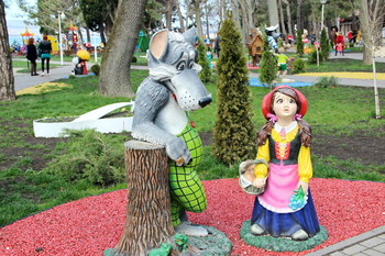 Красная и серый / Парк с детскими скульптурами на набережной Геленджика