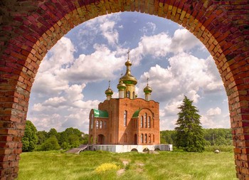 строится Храм / Конец мая.День.И Храм,который строится уже 5 лет...