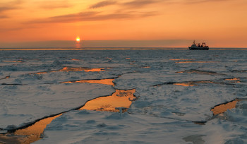 весенний закат / конец марта в Охотском море