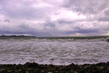 Море волнуется-раз! / Штормит весной - весенний Геленджик