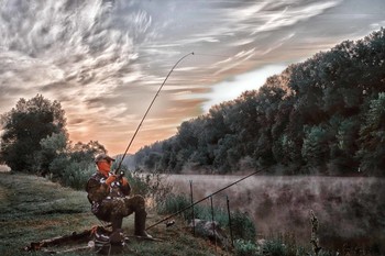 поклевка / Лето.Утро.Рыбак.Момент подсечки...
