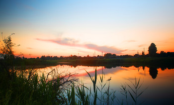 летний закат / красочный закат над гладью озера
