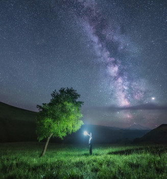 Наедине со вселенной. / На днях удалось протестировать Sigma 14mm F1,8 Art в ночной съемке (собственно для этих целей и брал объектив). И первое впечатление - объектив просто бомба! Реально рабочая диафрагма 1.8 с отличной резкостью по всему полю. Более того, замыленности по углам на открытой диафрагме практически нет, здесь результат даже гораздо лучше чем у Nikkor 16-35 на F9-11. Единственное, ГРИП в этом случае невысокая, поэтому во многих случаях без стекинга по фокусу не обойтись. 
Представленное фото сделано одним кадром (без дублей и стекинга). Nikon D800 + Sigma 14mm F1,8 (F1,8, 30 sec, ISO 4000).