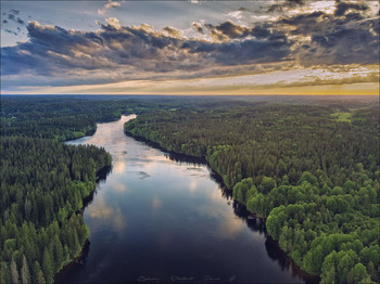 Сияет солнце, воды блещут. / Сияет солнце, воды блещут...
Сияет солнце, воды блещут,
На всем улыбка, жизнь во всем
Деревья радостно трепещут,
Купаясь в небе голубом.
Поют деревья, блещут воды,
Любовью воздух растворен,
И мир, цветущий мир природы,
Избытком жизни упоен.
Но и в избытке упоенья
Нет упоения сильней
Одной улыбки умиленья
Измученной души твоей...
Ф.И.Тютчев