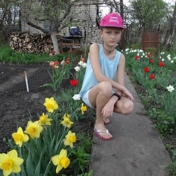 У деда на даче / Внучка у деда на даче