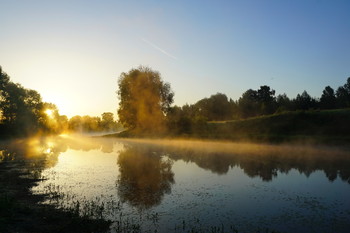 Утро на озере. / Восход солнца на лесном озере.