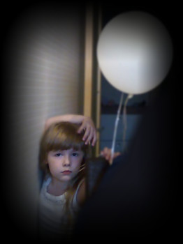 Девочка с шариком / мобильное фото.