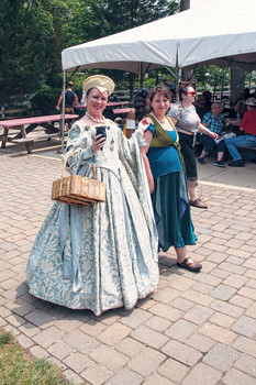 Знатная дама со служанкой / Средневековый фестиваль в Нью-Джерси