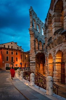 Arena di Verona / Стенам амфитеатра в Вероне чуть меньше 2000 лет. Гладиаторских боёв там уже нет, зато сейчас там регулярно ставят оперные спектакли. 

В кадр очень удачно попал &quot;римский солдат&quot; - плюс сто к аутентичности