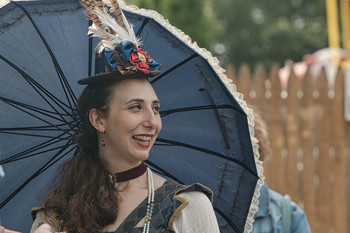 Мимика / Дама в костюме 18-го века активно общается с друзьями на средневековом фестивале в Нью-Джерси