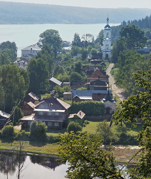 Утро на Волге в городе Плес... / Вид на Варваринскую улицу...