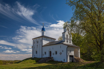 Май в Изборске... / ***