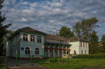 Конаково.Первая в городе школа. / 1 марта 1883 года была открыта первая фабричная школа и называлась она «Начальное народное училище М.С.Кузнецова». Школа содержалась за счет фабрики, обучение было 4х-летним.
Затем училище стало называться начальной школой N1, а с апреля 1949 года- начальной школой N4.