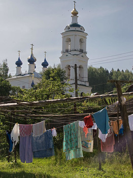 Хозяйственный дворик ... / В чудесном городке Плес...