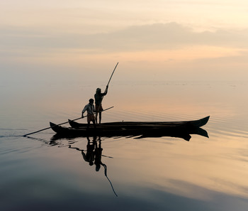 Рыбаки на озере Вембанад / Керала Индия