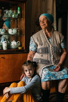 Портрет с бабушкой / На фото моя дочь с бабушкой. Снято в деревне.