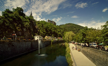 ВИАНДЕН / Вианден (люксемб. Veinen, фр. Vianden) — коммуна на северо-востоке Люксембурга, располагается в округе Дикирх. Коммуна Вьянден является частью кантона Вианден. В коммуне находится одноимённый населённый пункт (городок).
Население составляет 1772 человек[1] (на 2008 год), в коммуне располагается 772 домашних хозяйства[1]. Занимает площадь 9,67 км² (по занимаемой площади 108 место из 116 коммун). Наивысшая точка коммуны над уровнем моря составляет 515 м (19 место из 116 коммун), наименьшая - 198 м (27 место из 116 коммун).
Известна как туристический центр с примечательным для страны и одним из самых древних и крупных в Прирейнской области расположенным на горе над городком одноимённым средневековым замком XI-XIV вв. одноимённой династии, а также церквями XIII в. тринитарианцев и Святого Николая и музеем Виктора Гюго.