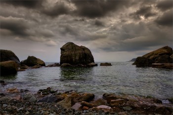 Слон на прогулке по пляжу в Алупке в ненастную погоду. / Разные мысли приходят в голову, глядя на скалы у берегов Южного Крыма.