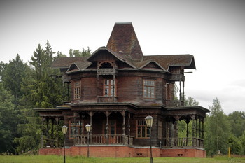 Усадьба — дача Гудкова. / Дом был построен местным фабрикантом С.И. Гудковым, у которого в Можайске была мельница и чайное заведение. Сейчас этих зданий в Можайске уже нет. Жители города помнят его как основателя школы и деревянной церкви во имя Святого Александра Невского в селе Холм. Рядом с остатками храма, на заброшенном кладбище уцелели могилы его матери и сына, который служил церковным старостой. Сам Сергей Иванович Гудков был арестован в 1928 году и скончался в неволе.....Конец 19 века..