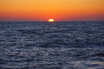 Утомлённое солнце... / Вечер на море