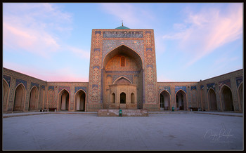 Мечеть Калян в Бухаре (Узбекистан). / Мечеть Калян в Бухаре (Узбекистан). Главная соборная мечеть Бухары. Построена в начале XVI в. Вмещает одновременно до 12000 человек. Снимок сделан ранним майским утром.