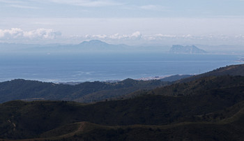 Геркулесовы столбы / По дороге в Ронду. Вид с горного перевала на Гибралтарский пролив и Геркулесовы столбы.