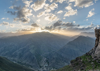 Селфи на фоне заката / Селфи не мое, к сожалению. Был занят делом внизу. Долина реки Аварское Койсу, горный Дагестан.
