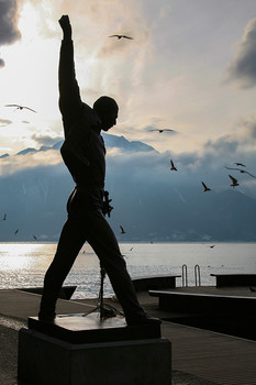 Известный мотив / &quot;The Show Must Go On...&quot;
Мемориал Фредди Меркьюри (Statue de Freddie Mercury) установлен на набережной городка Монтрё, на площади Place du Marché
[img]https://i.imgur.com/BhPf4VE.jpg[/img]