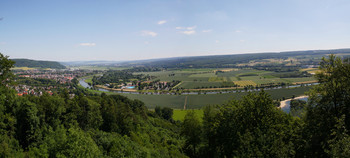 &nbsp; / Aussicht auf die Stadt, den Fluss und den Solling, aufgenommen auf dem Rodeneckturm
Kamera: Lumix FZ45, Stitch erstellt mit microsoft ICE